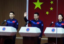 Los astronautas de la Shenzhou-13 entran en la estación espacial china
