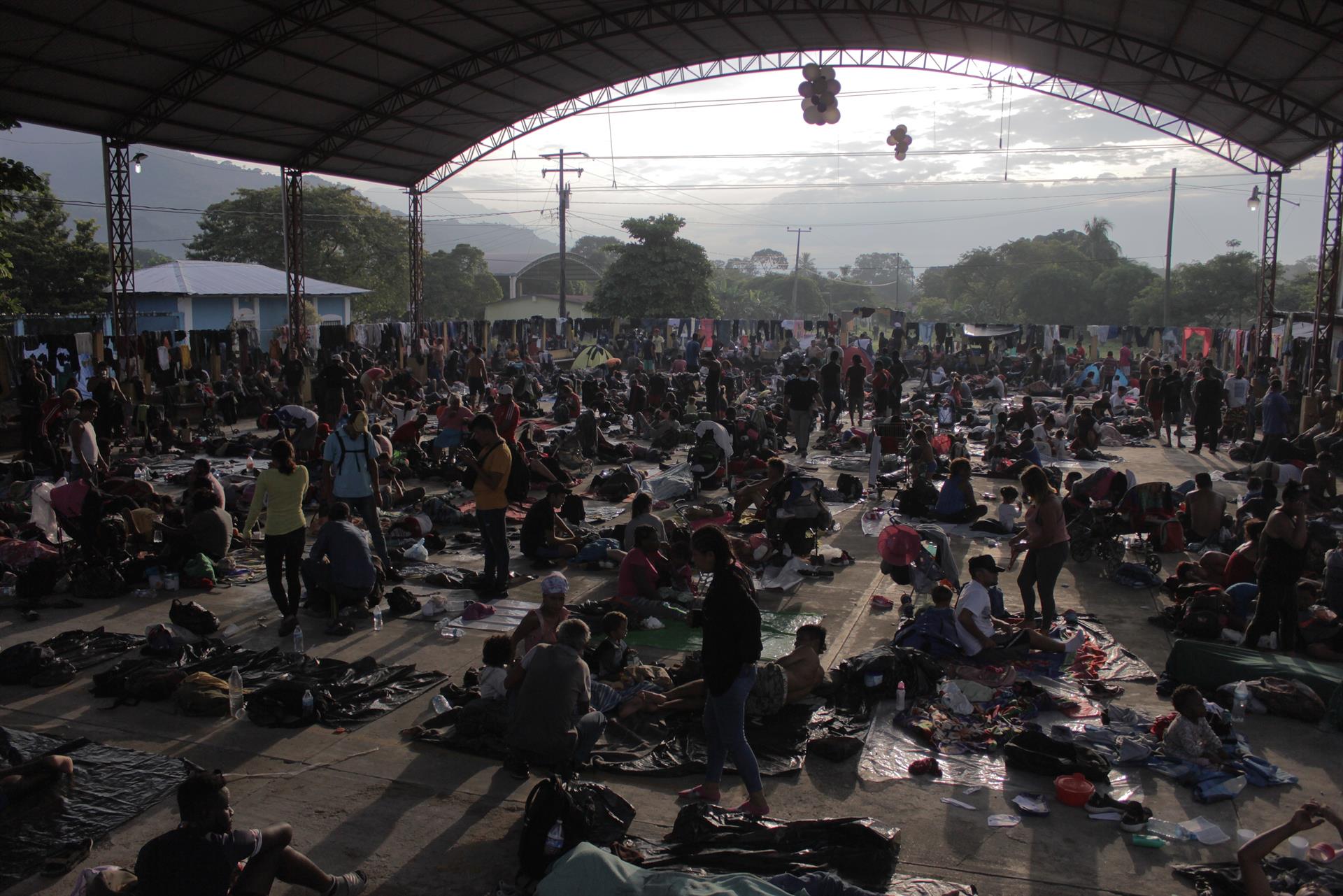 Los migrantes se mueven lentamente en el sur de México con salud en declive