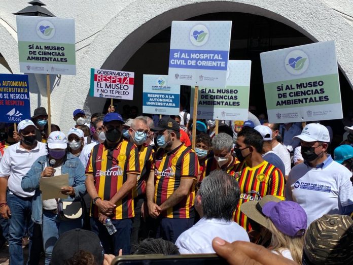 La UdeG une voces, se planta en Casa Jalisco y le exige al gobernador respeto a su autonomía