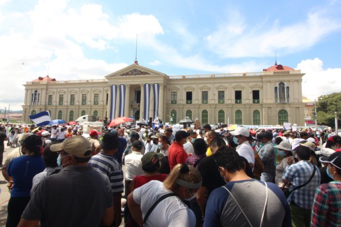 Millares de salvadoreños marcharon este jueves en San Salvador en contra del uso del bitcoin en la economía