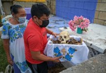 Habitantes de poblado maya en México retoman tradición de "limpia de huesos" tras la pandemia