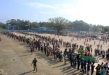 Miles de migrantes se reúnen en estadio del sur de México para pedir refugio