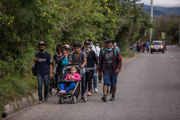 Miles de migrantes inician caravana desde Chiapas a la Ciudad de México