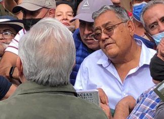 Ejidatarios de El Zapote abordan al Presidente para exigirle solución por sus predios