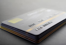 Tarjetas de crédito apiladas cuidadosamente juntas, enfoque selectivo